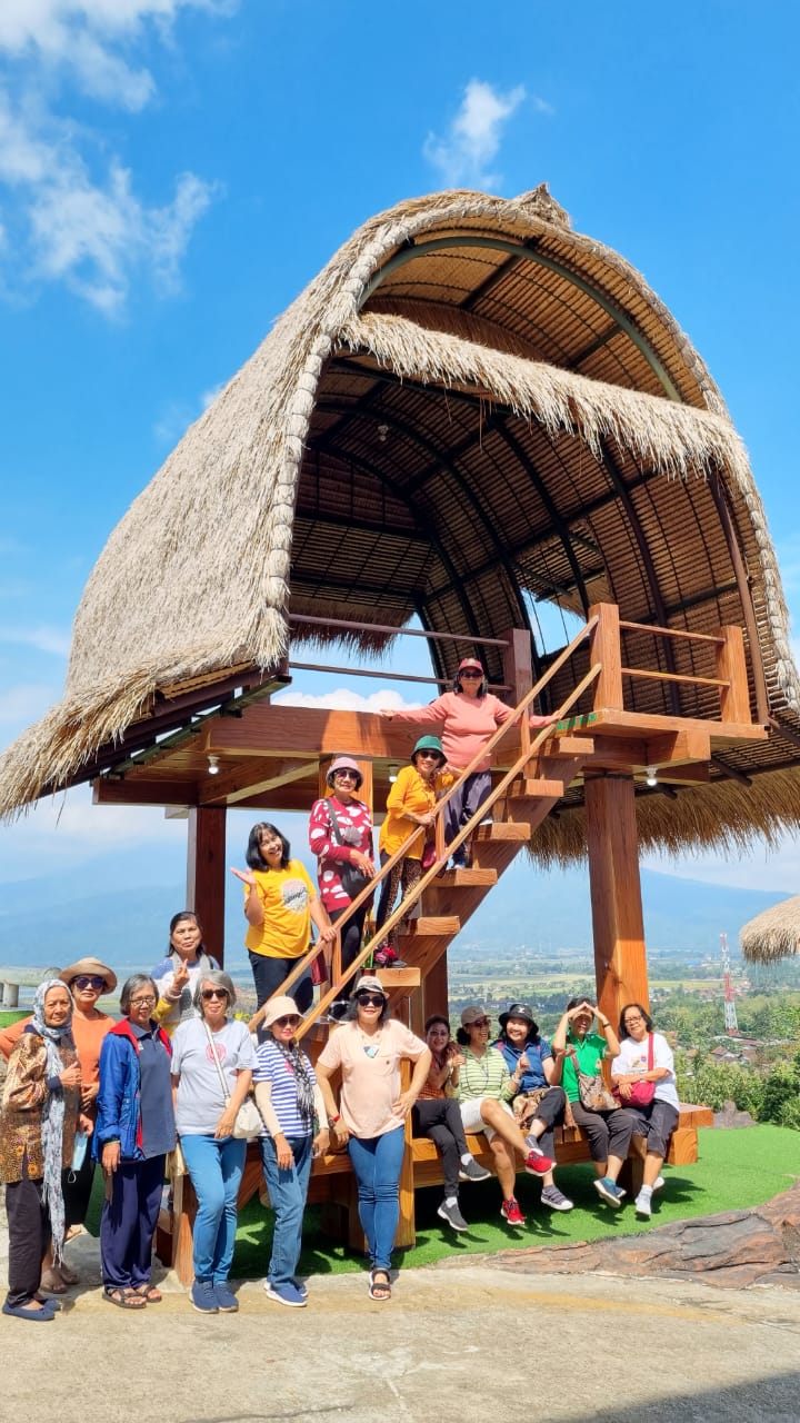 Rekreasi di tempat wisata Eling Bening